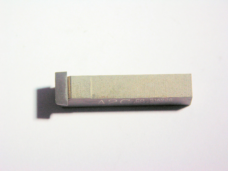 Plaquette a gorge avec insert PCD pour l'usinage des pièces en graphite.